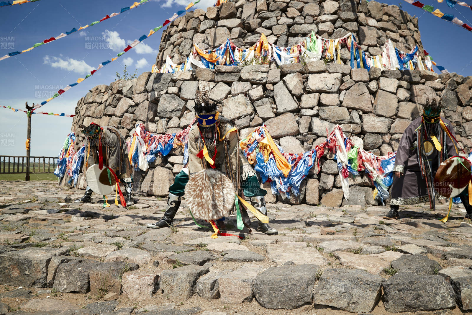 草原上的蒙古萨满祭祀表演的舞蹈舞者图片