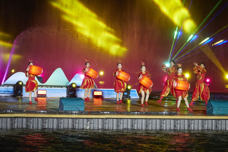 在湖面水上进行的大型民族舞蹈表演图片