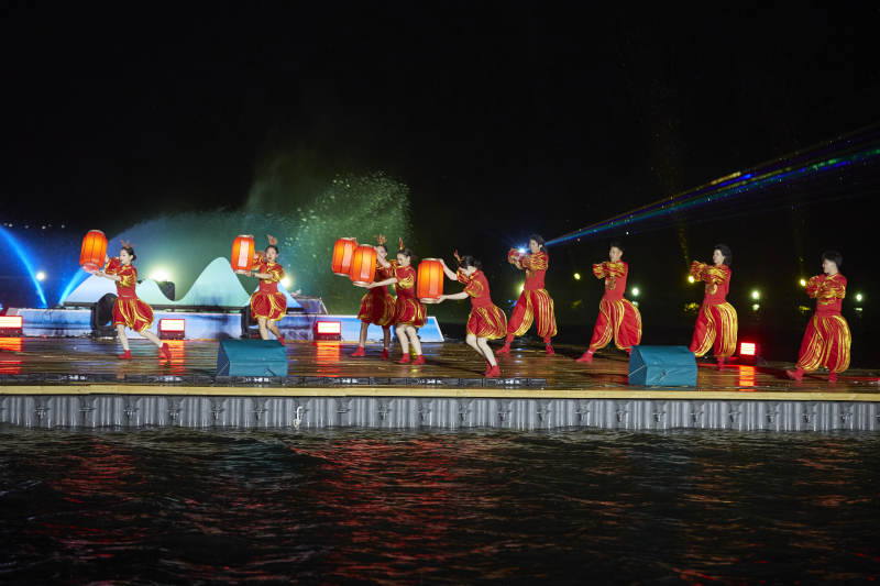 在湖面水上进行的大型民族舞蹈表演图片