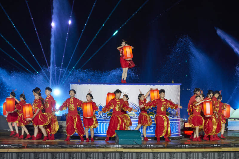 在湖面水上进行的大型民族舞蹈表演图片