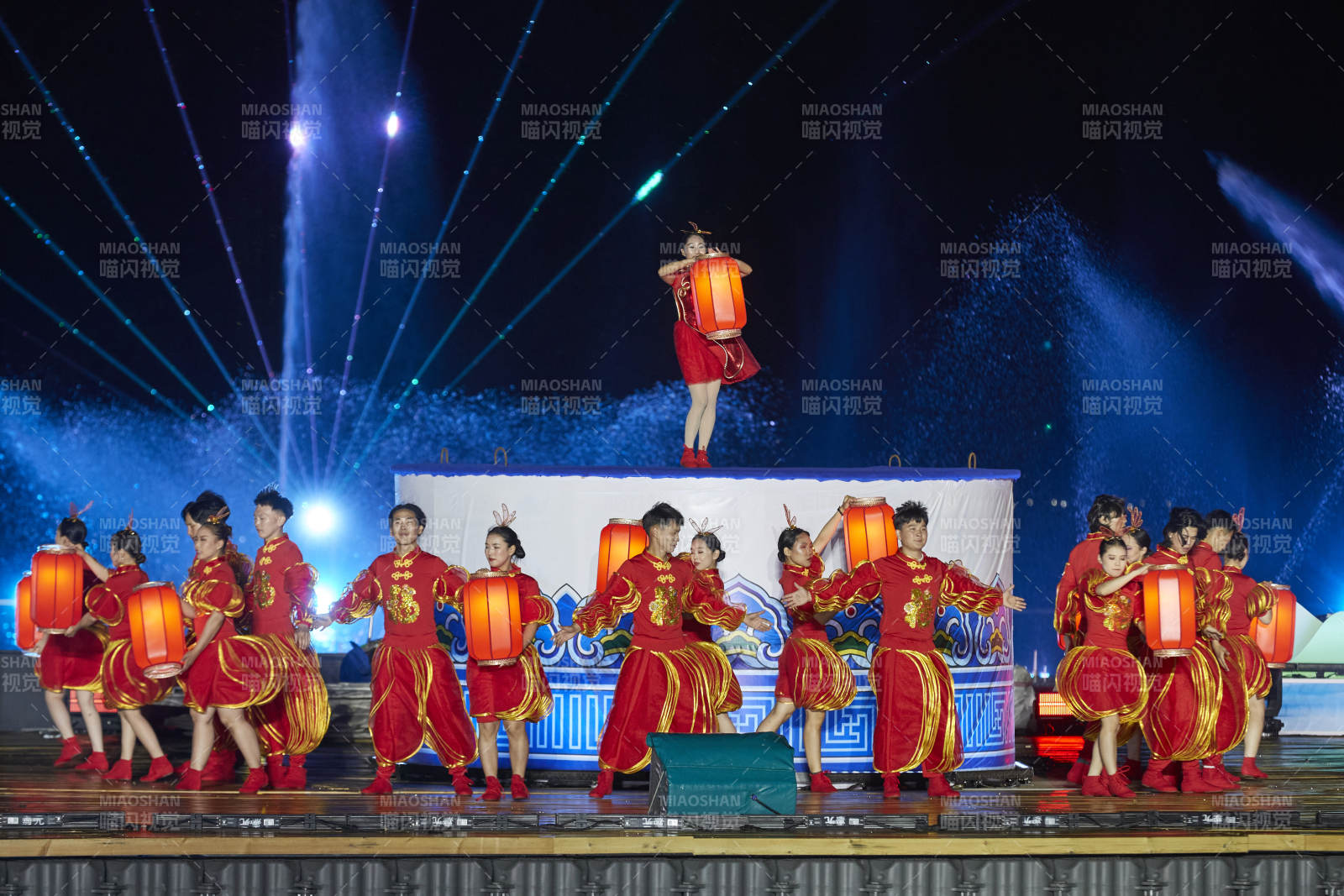 在湖面水上进行的大型民族舞蹈表演图片