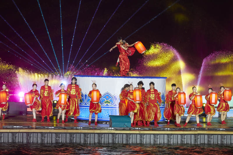 在湖面水上进行的大型民族舞蹈表演图片