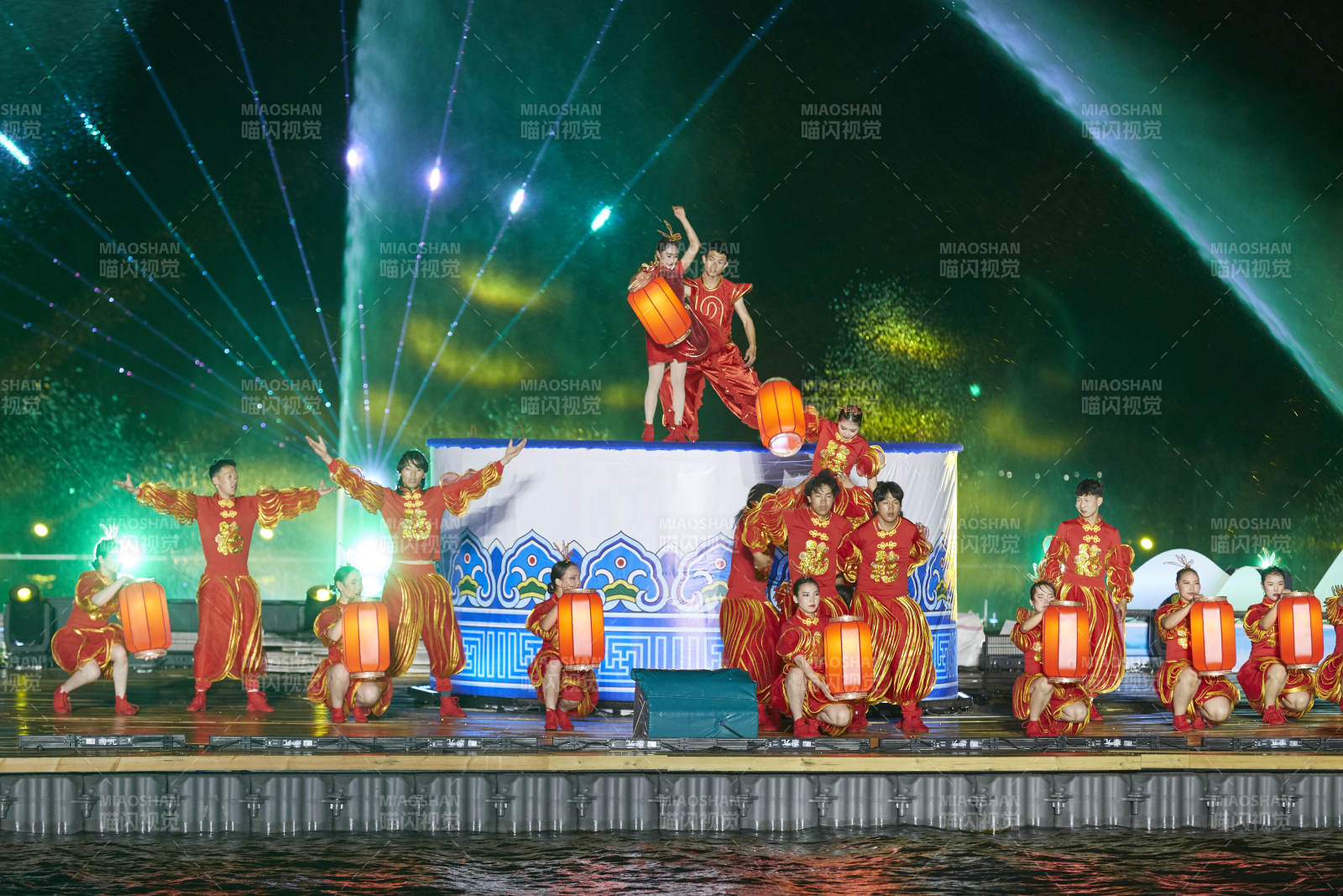 在湖面水上进行的大型民族舞蹈表演图片