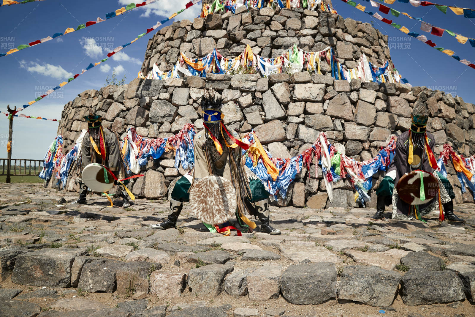 草原上的蒙古萨满祭祀表演的舞蹈舞者图片