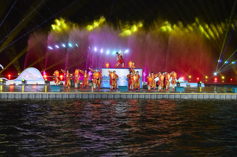 在湖面水上进行的大型民族舞蹈表演图片