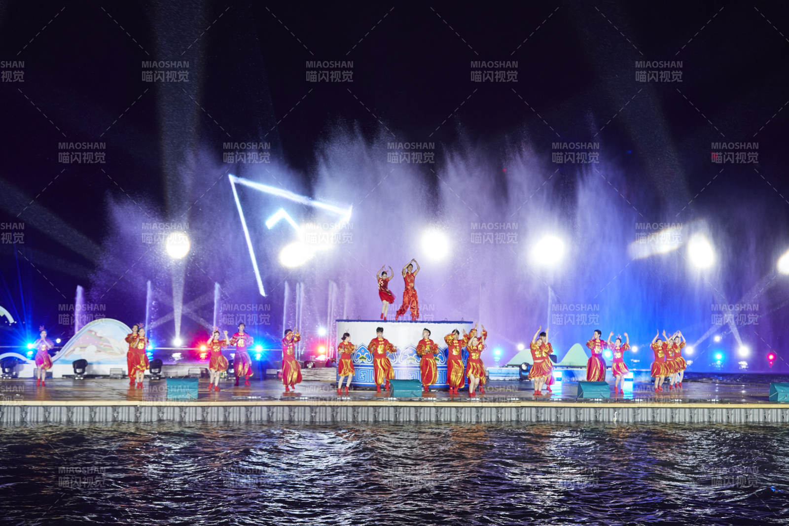 在湖面水上进行的大型民族舞蹈表演图片