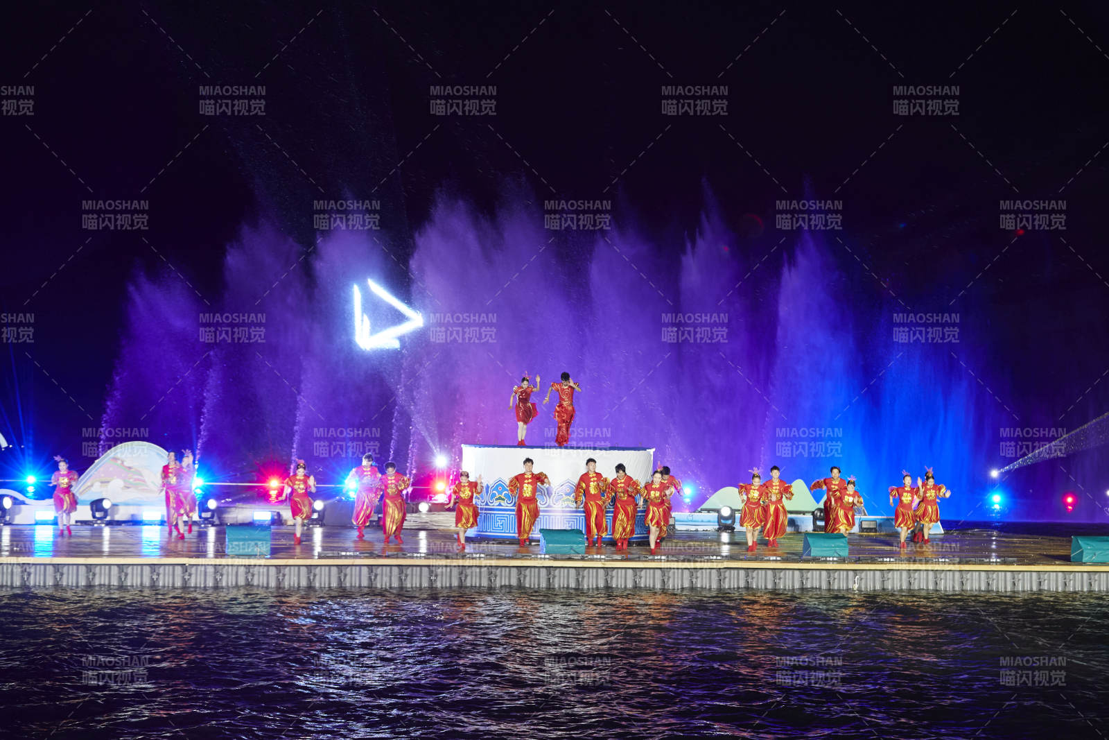 在湖面水上进行的大型民族舞蹈表演图片