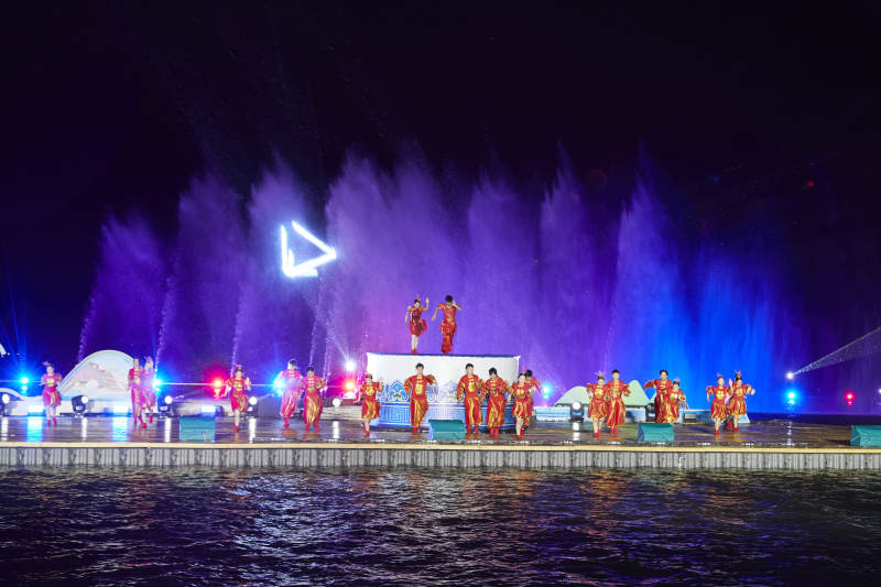 在湖面水上进行的大型民族舞蹈表演图片