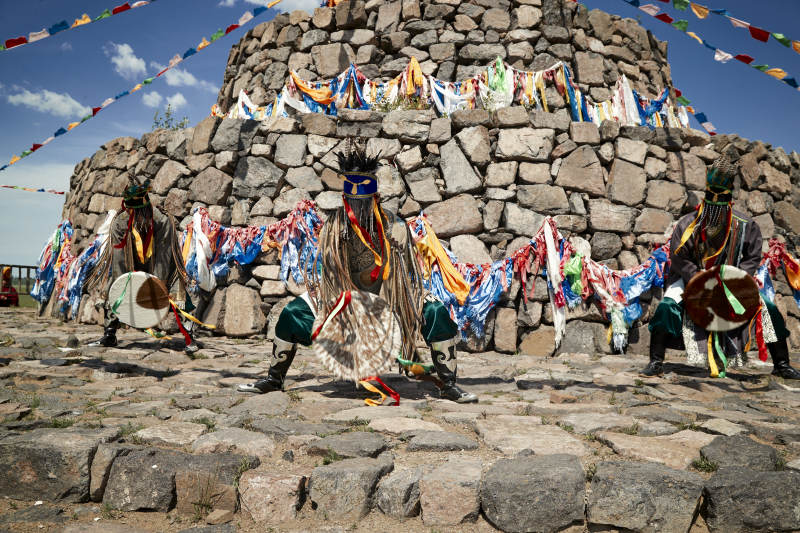 草原上的蒙古萨满祭祀表演的舞蹈舞者图片