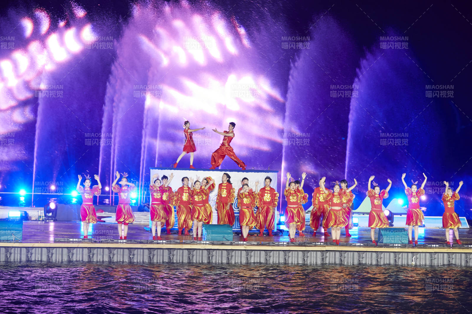 在湖面水上进行的大型民族舞蹈表演图片