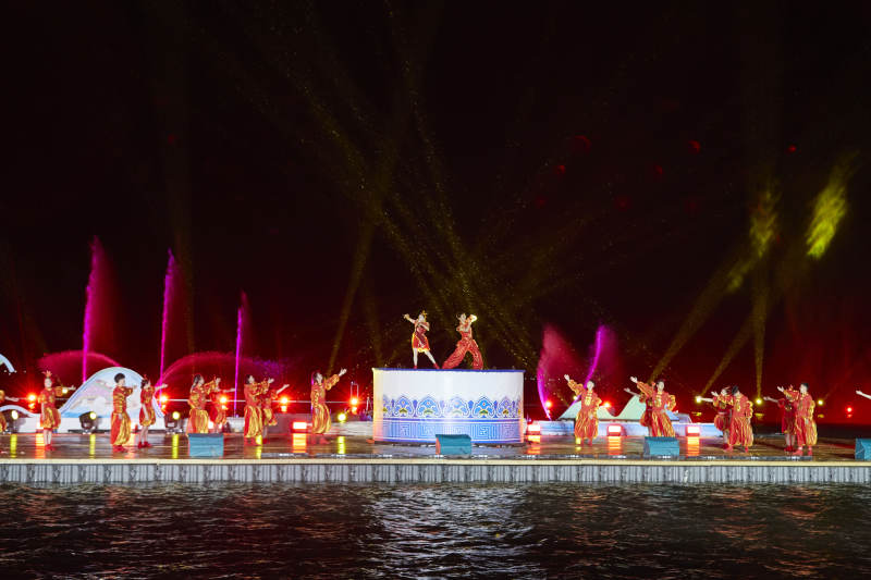 在湖面水上进行的大型民族舞蹈表演图片