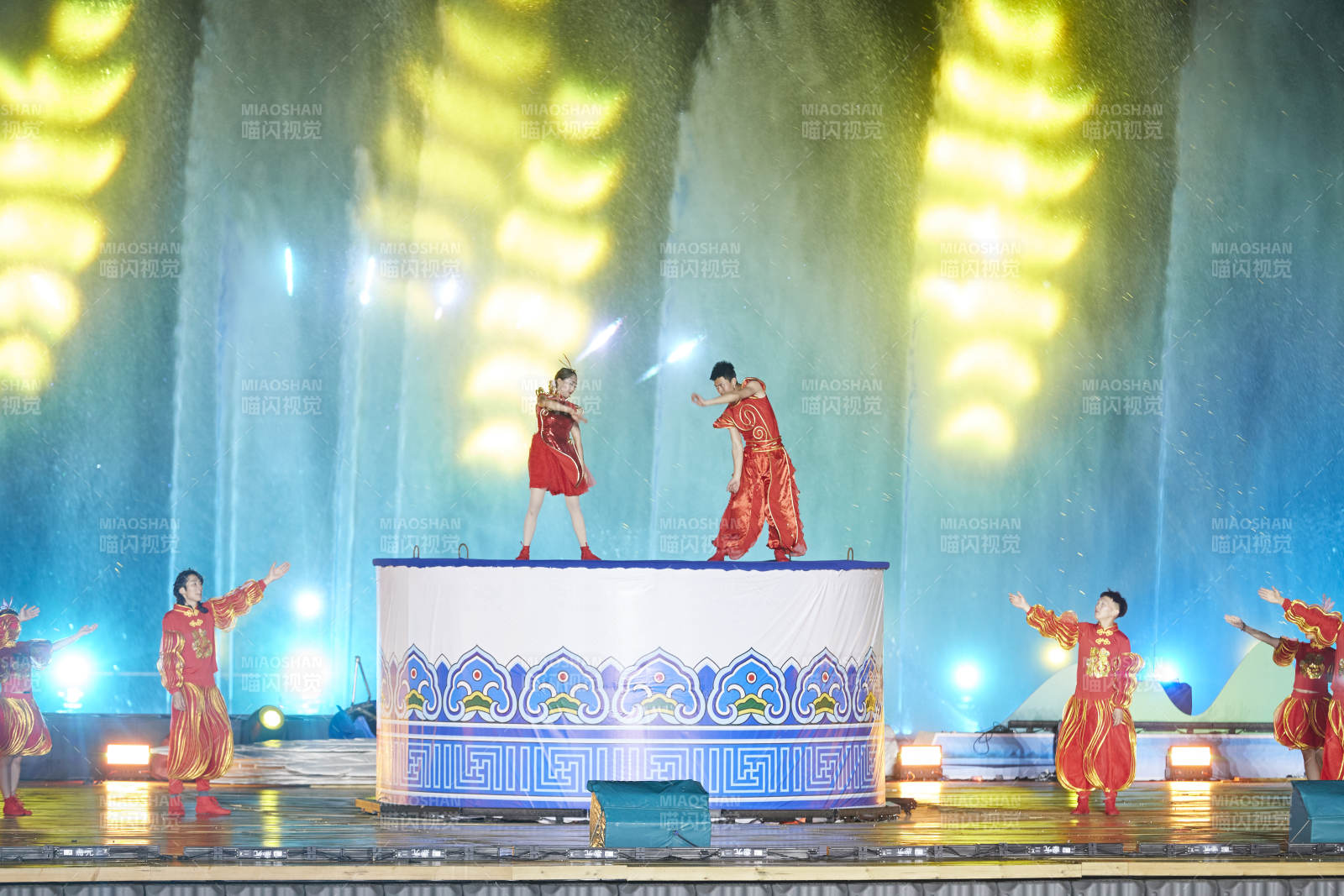 在湖面水上进行的大型民族舞蹈表演图片