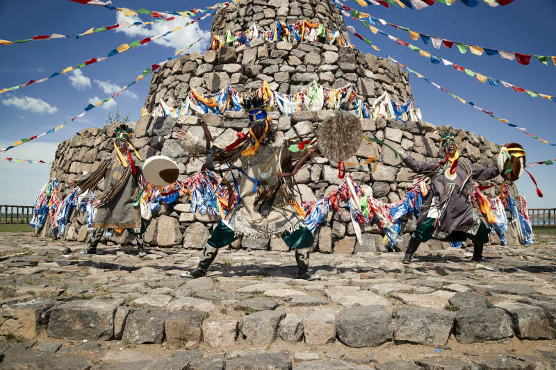 草原上的蒙古萨满祭祀表演的舞蹈舞者图片