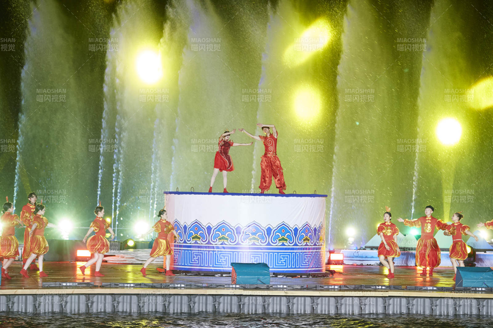 在湖面水上进行的大型民族舞蹈表演图片