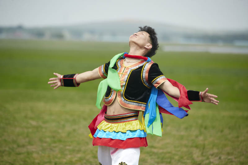 草原那达慕大会上的蒙古摔跤手图片