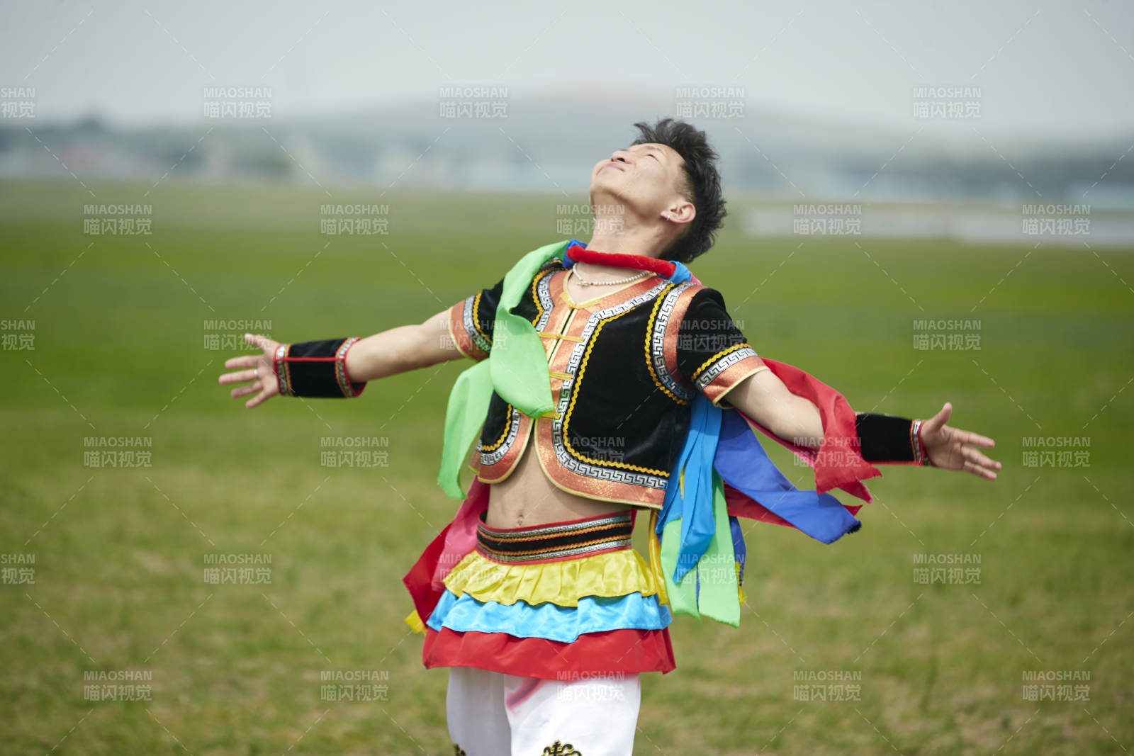 草原那达慕大会上的蒙古摔跤手图片