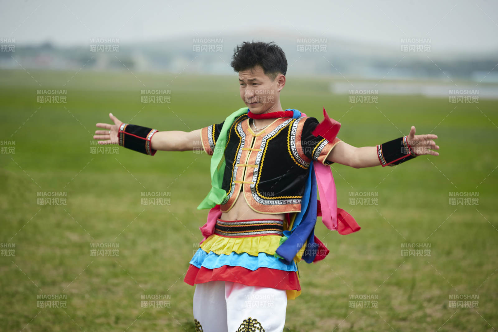 草原那达慕大会上的蒙古摔跤手图片