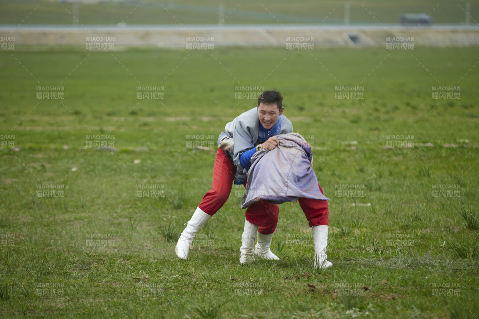 草原那达慕大会上的蒙古摔跤手图片