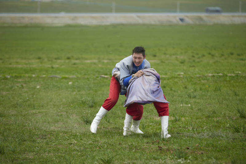 草原那达慕大会上的蒙古摔跤手图片