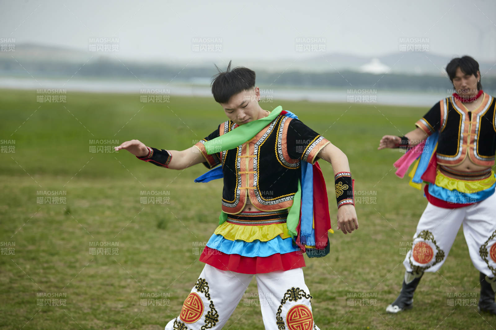 草原那达慕大会上的蒙古摔跤手图片