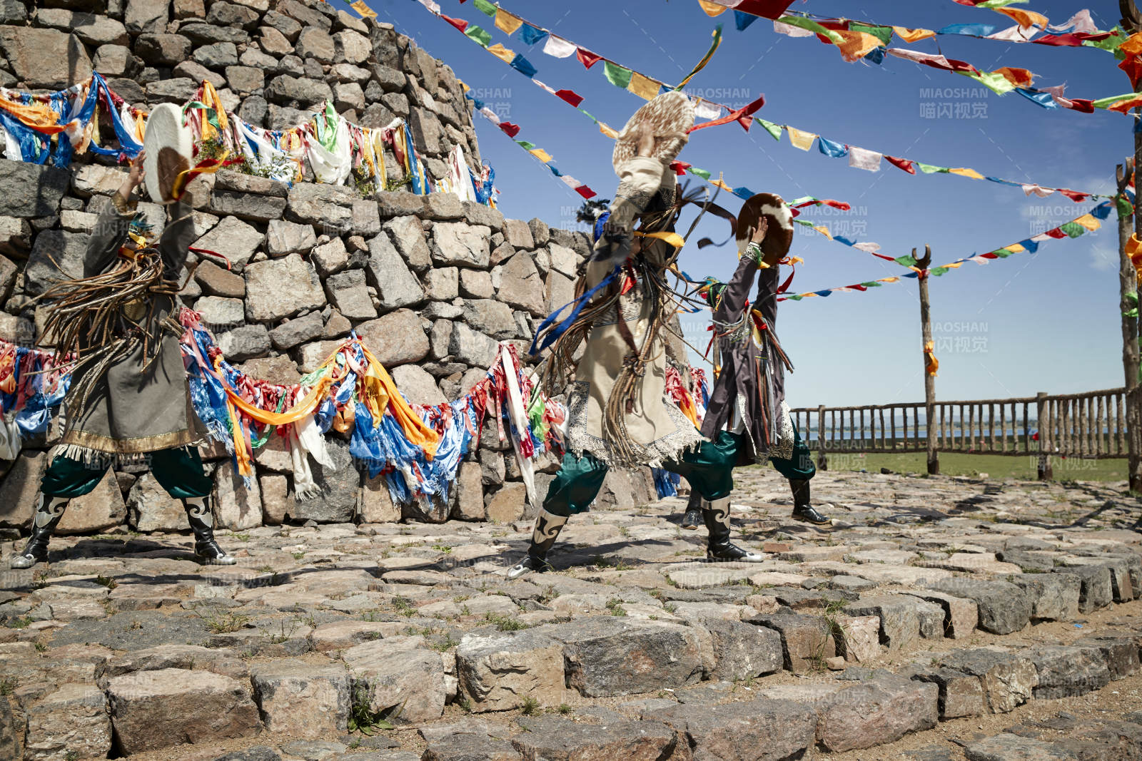 草原上的蒙古萨满祭祀表演的舞蹈舞者图片