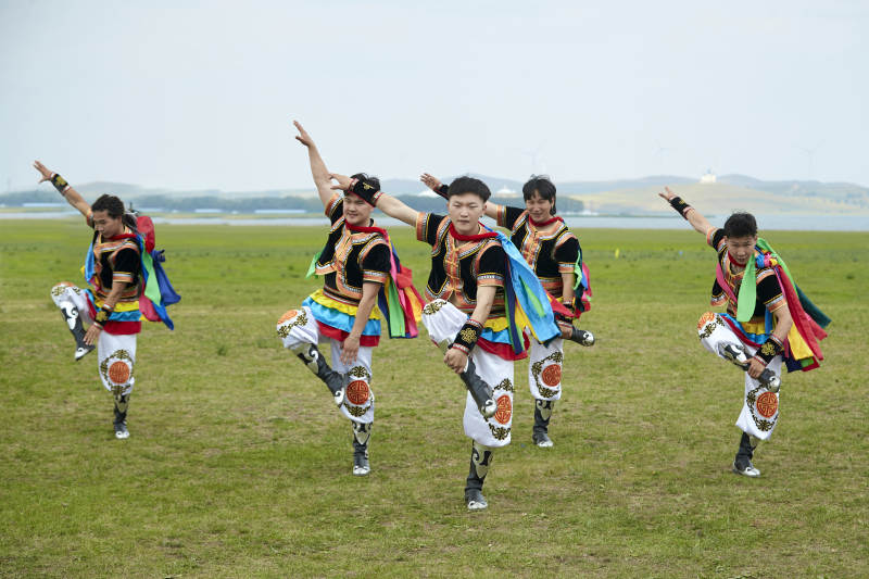 草原那达慕大会上的蒙古摔跤手图片