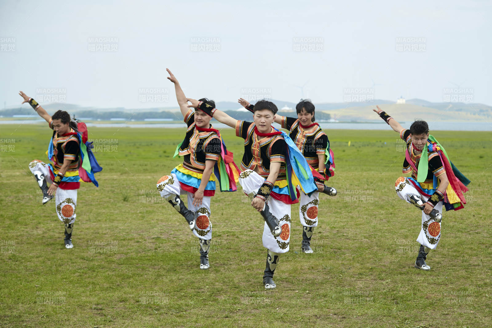 草原那达慕大会上的蒙古摔跤手图片