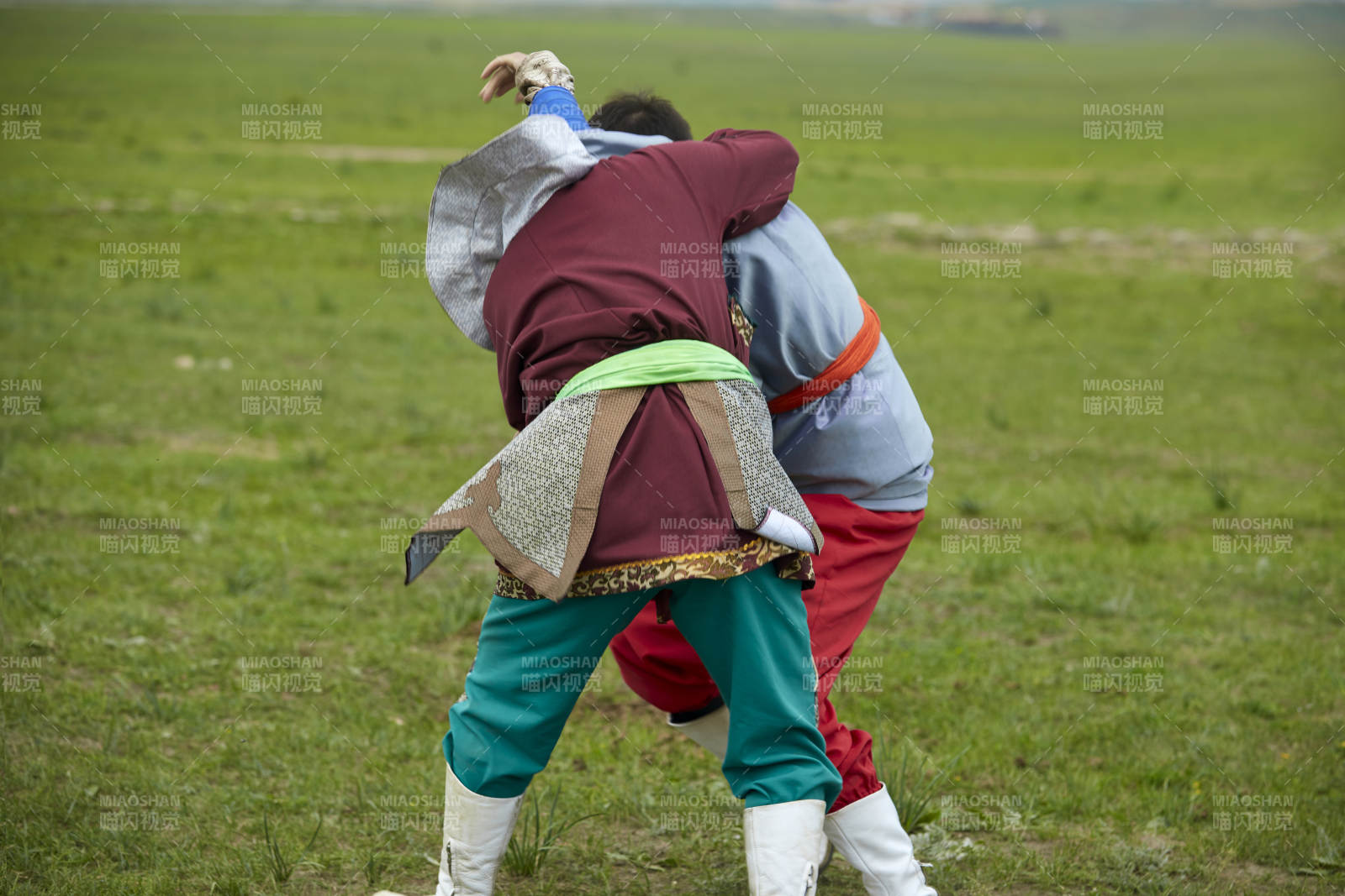 草原那达慕大会上的蒙古摔跤手图片