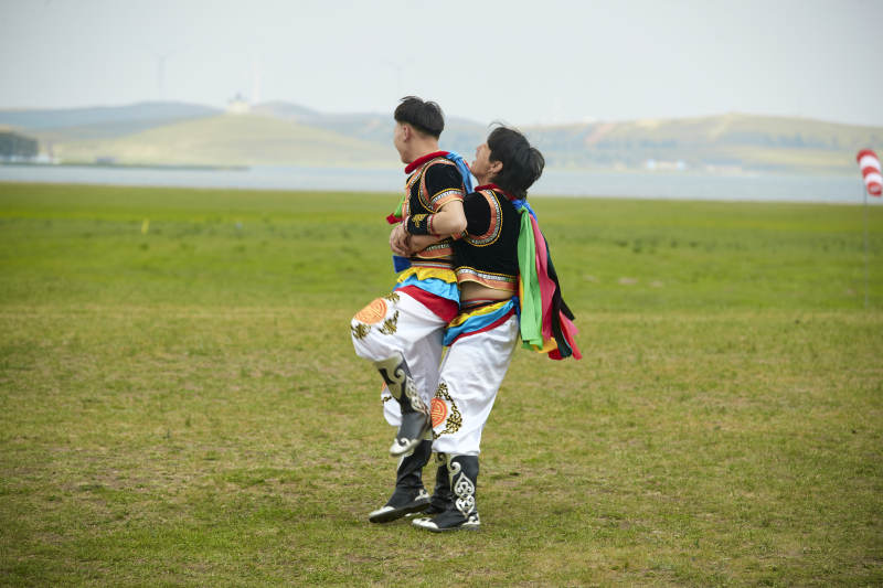 草原那达慕大会上的蒙古摔跤手图片