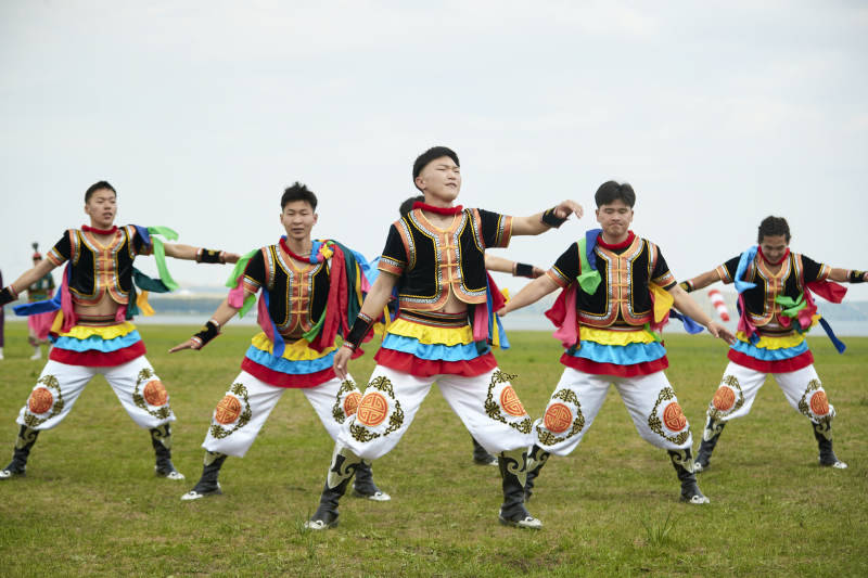 草原那达慕大会上的蒙古摔跤手图片
