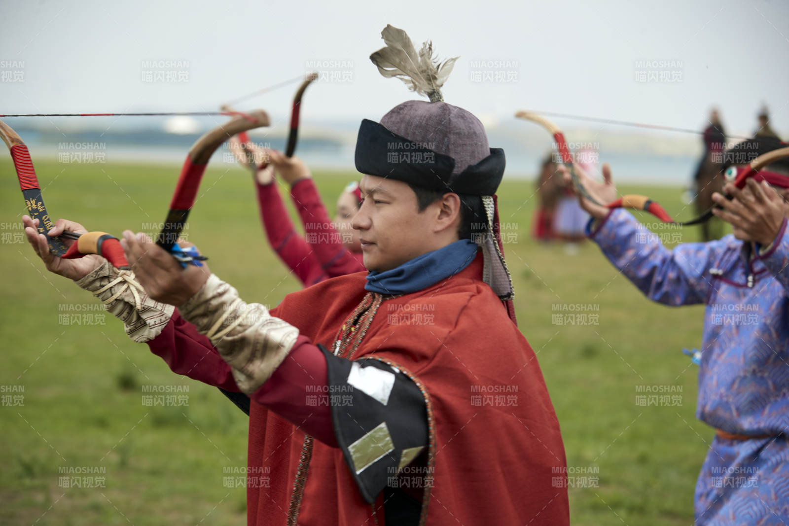 草原那达慕大会上的蒙古弓箭手图片