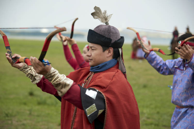 草原那达慕大会上的蒙古弓箭手图片