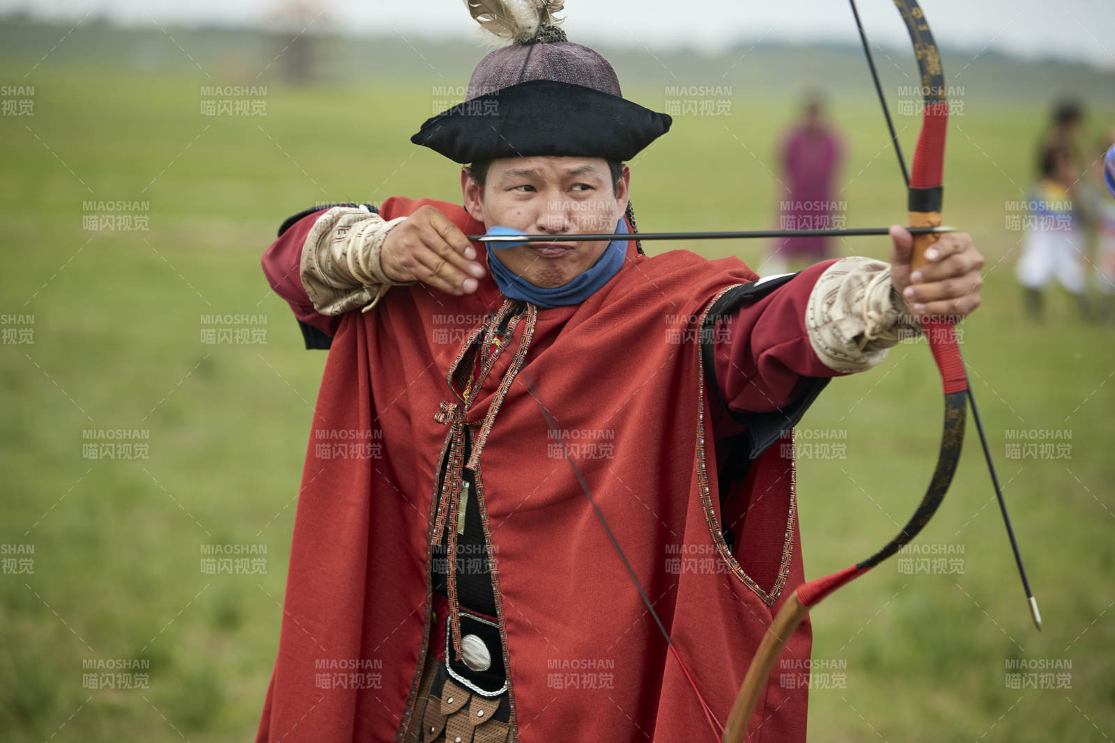 草原那达慕大会上的蒙古弓箭手图片