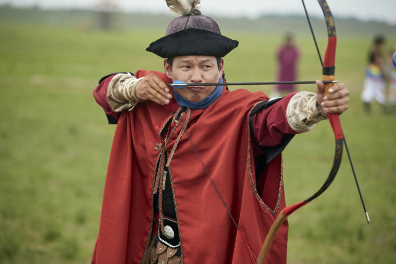 草原那达慕大会上的蒙古弓箭手图片