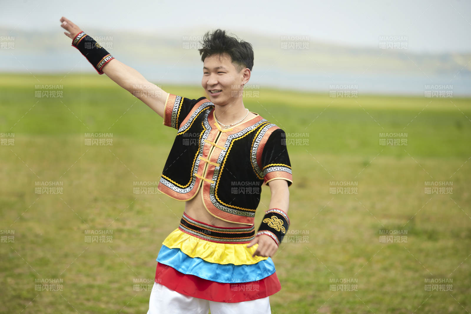 草原那达慕大会上的蒙古摔跤手图片