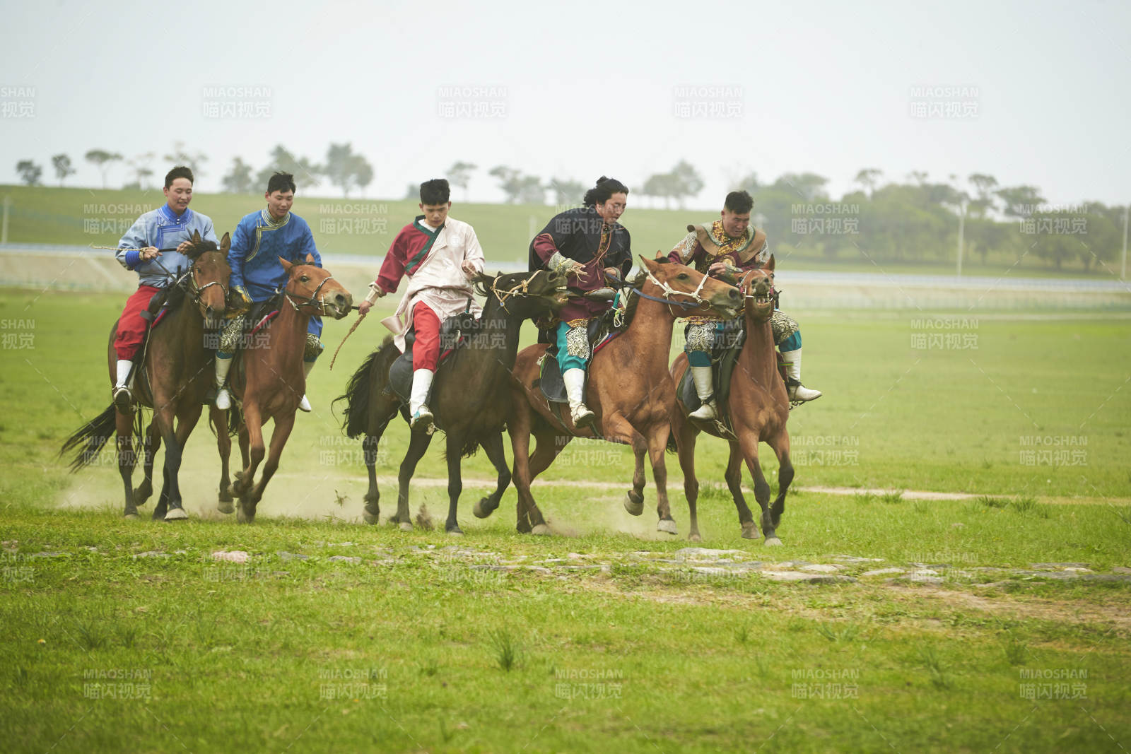 草原那达慕大会上骑着马的蒙古演员图片