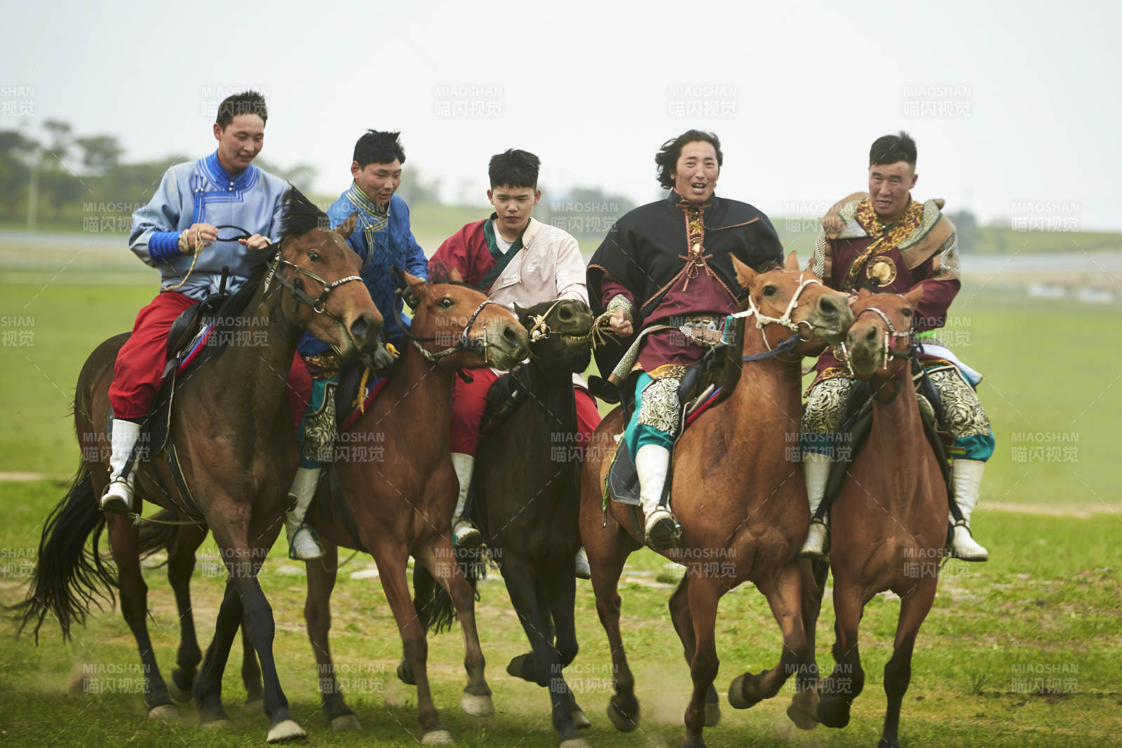 草原那达慕大会上骑着马的蒙古演员图片