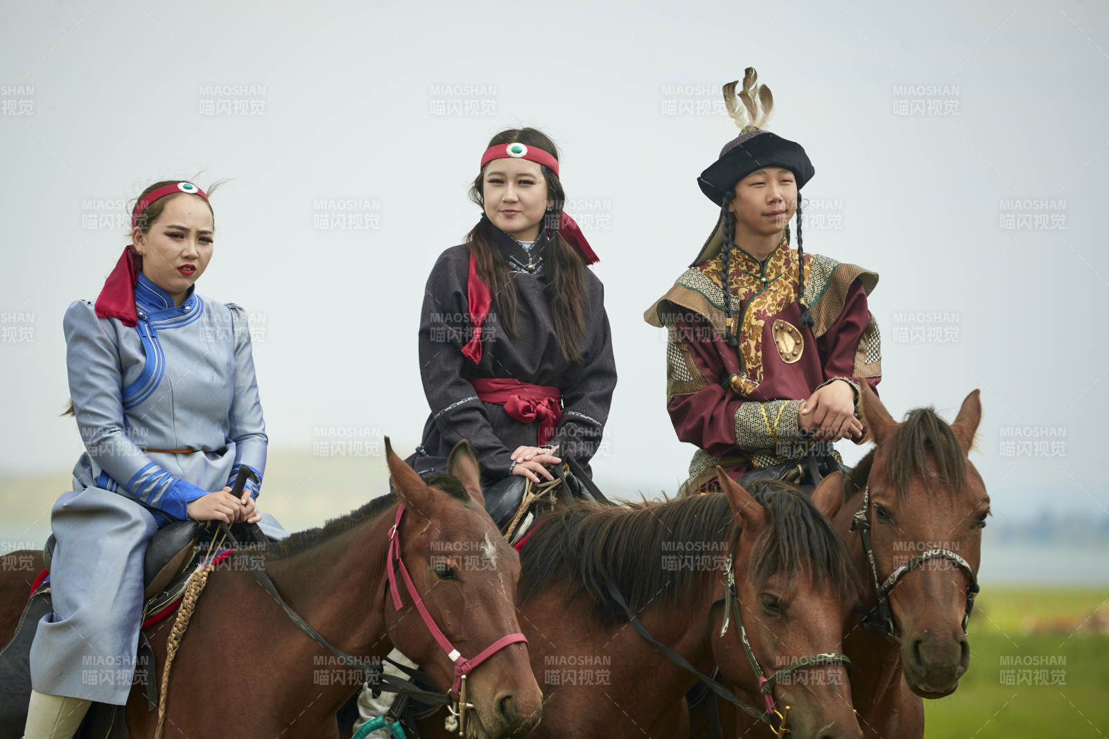 草原那达慕大会上骑着马的蒙古演员图片
