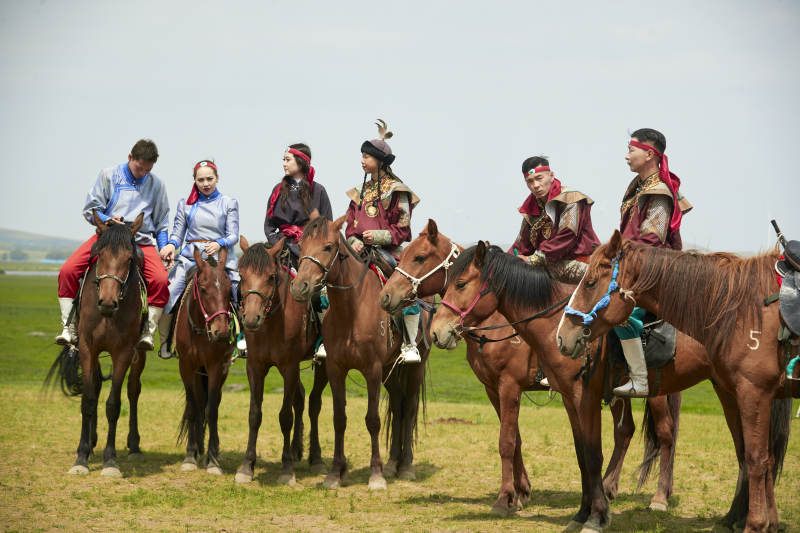 草原那达慕大会上骑着马的蒙古演员图片