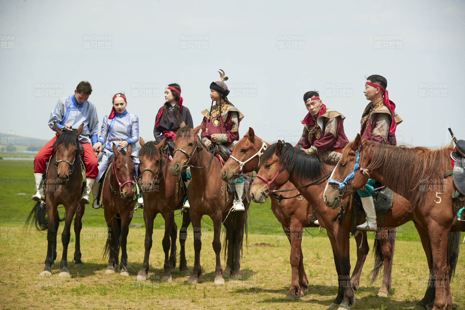 草原那达慕大会上骑着马的蒙古演员图片