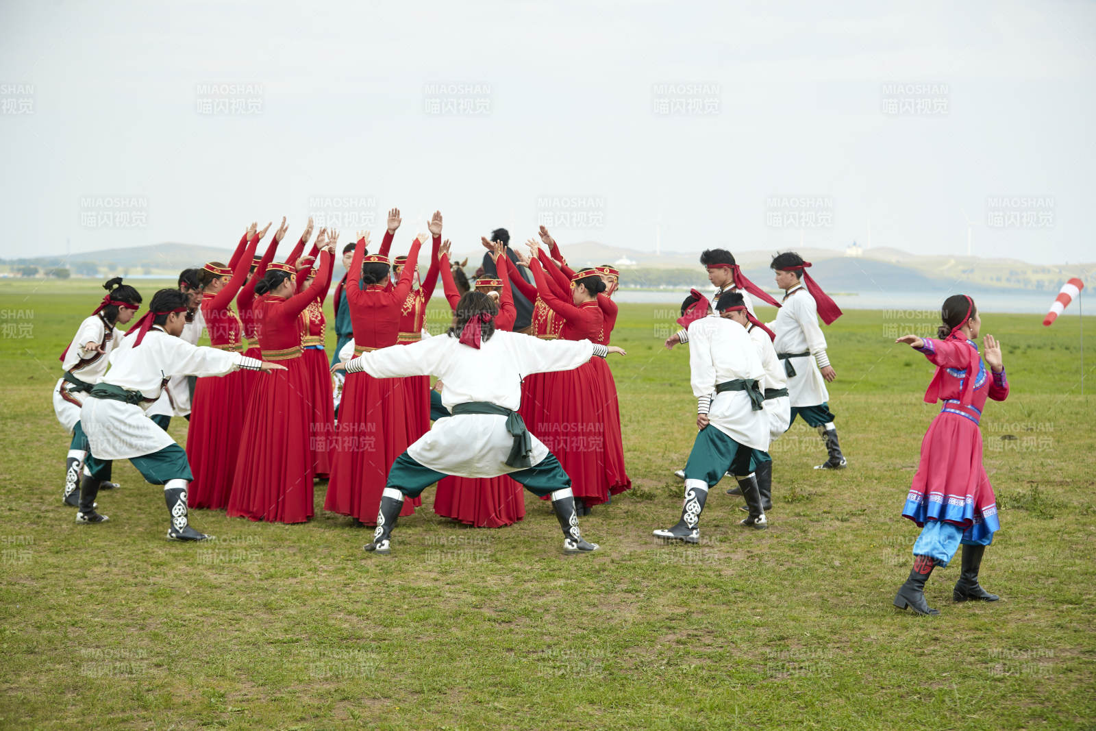 那达慕大会上表演的蒙古族传统舞蹈图片