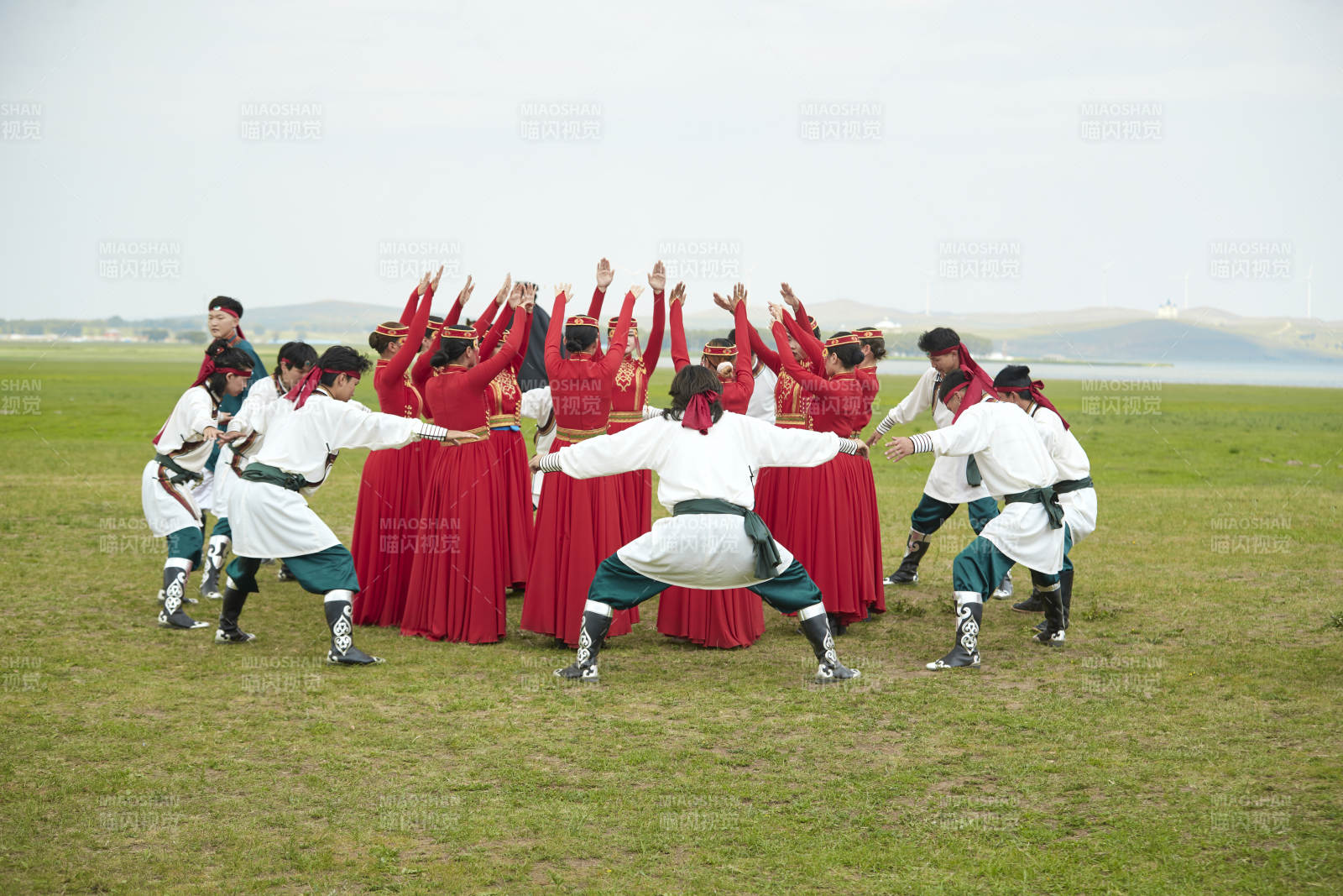 那达慕大会上表演的蒙古族传统舞蹈图片
