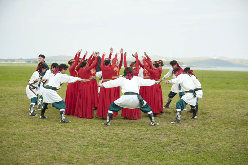 那达慕大会上表演的蒙古族传统舞蹈图片