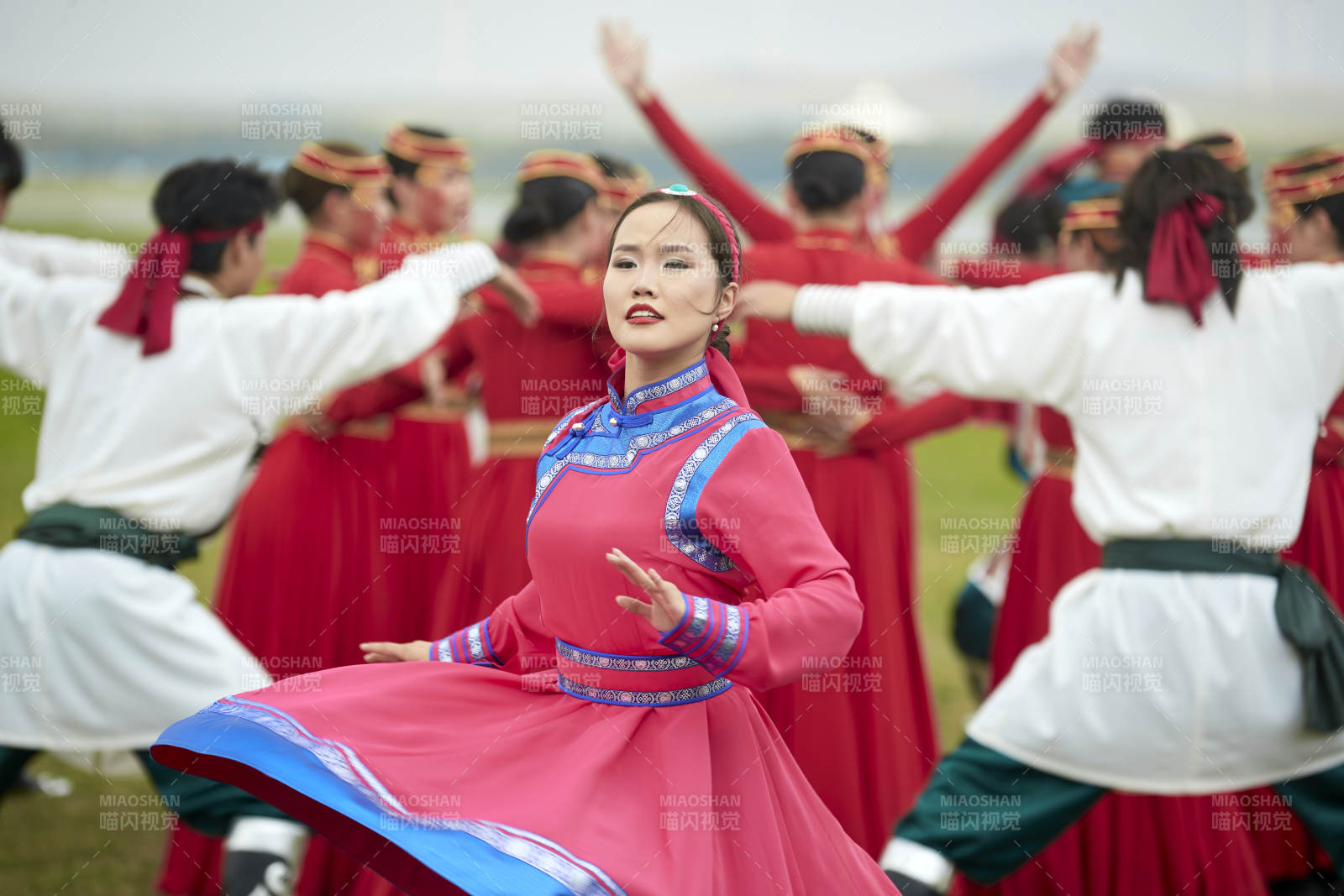 那达慕大会上表演的蒙古族传统舞蹈图片