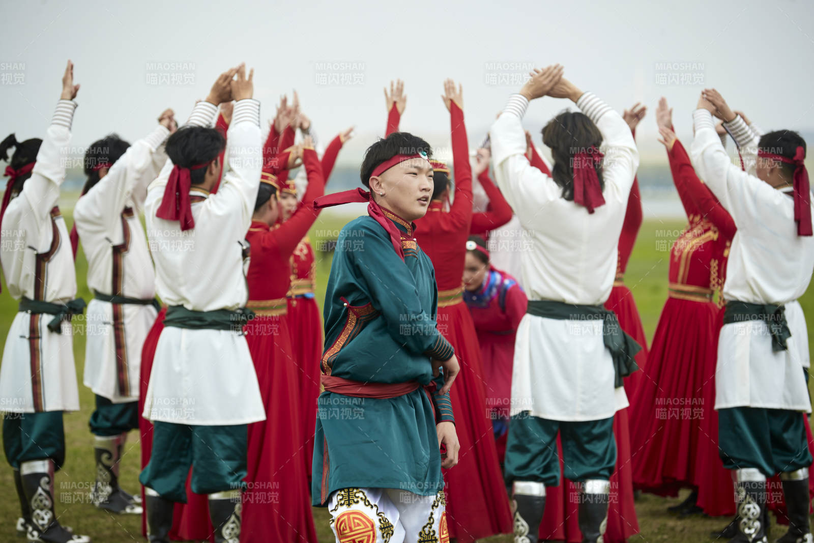 那达慕大会上表演的蒙古族传统舞蹈图片