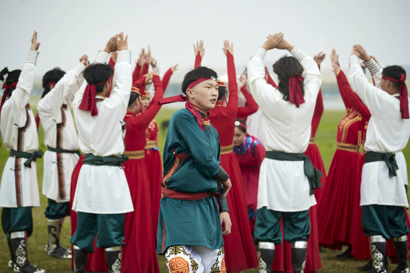 那达慕大会上表演的蒙古族传统舞蹈图片