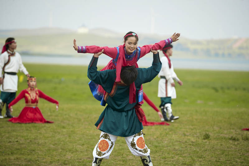 那达慕大会上表演的蒙古族传统舞蹈图片