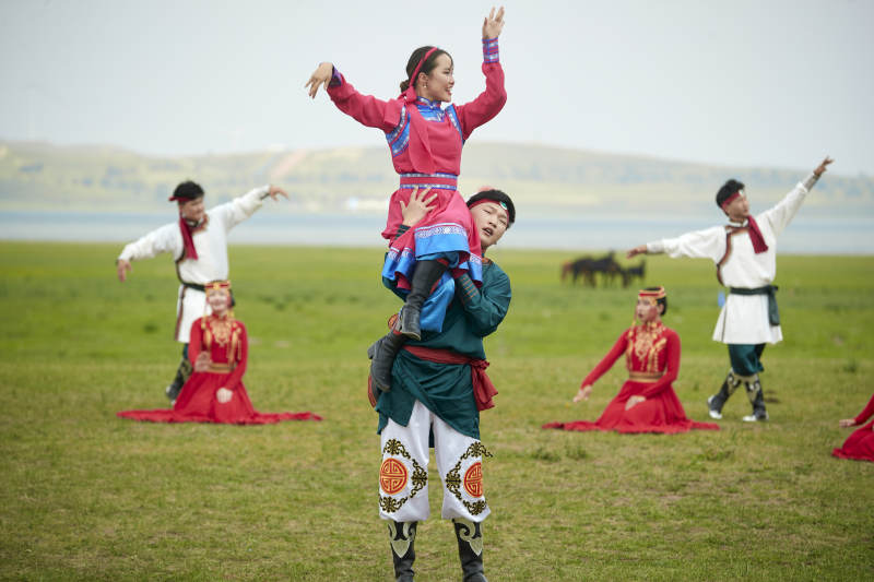 那达慕大会上表演的蒙古族传统舞蹈图片
