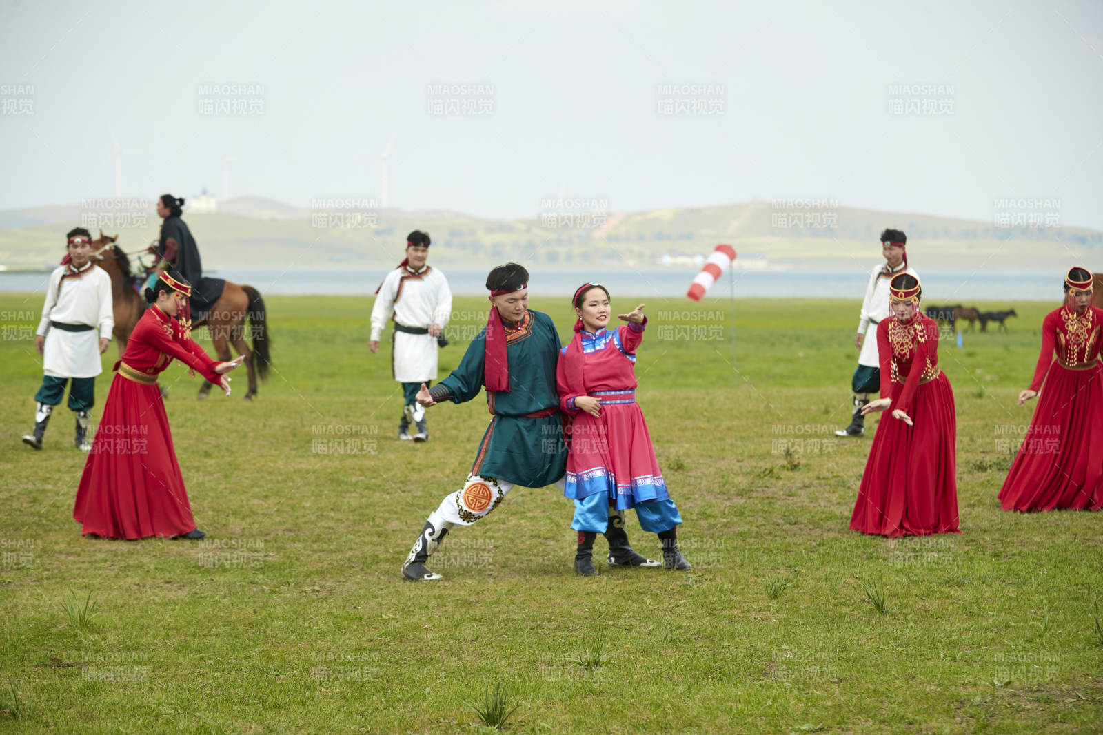 那达慕大会上表演的蒙古族传统舞蹈图片