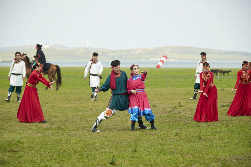 那达慕大会上表演的蒙古族传统舞蹈图片